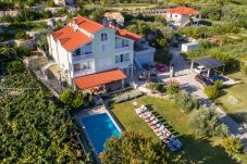 Ferienwohnung in Peracko Blato - Poolincluded Apartment Pero
