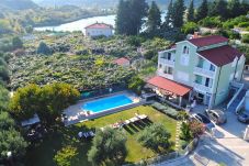 Ferienwohnung in Peracko Blato - Poolincluded Apartment Pero