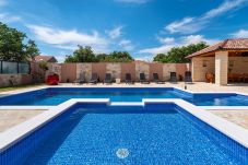 Ferienhaus in Perušic Benkovacki - Poolincluded Villa Lana