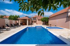 Ferienhaus in Perušic Benkovacki - Poolincluded Villa Lana