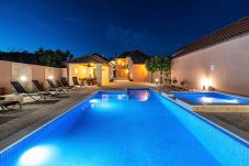 Haus in Perušic Benkovacki - Poolincluded Villa Lana