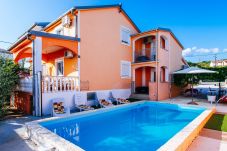 Ferienhaus in Maslenica - Poolincluded holiday house Favorit