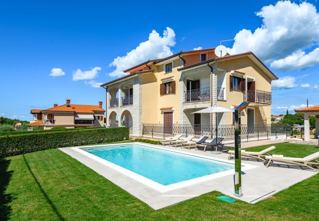 Moderne Wohnung mit privatem Pool Moderne Wohnung mit privatem Pool