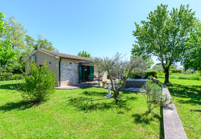Casa Toni with Whirpool In Kastelir, Istria