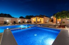 Casa a Perušic Benkovacki - Poolincluded Villa Lana