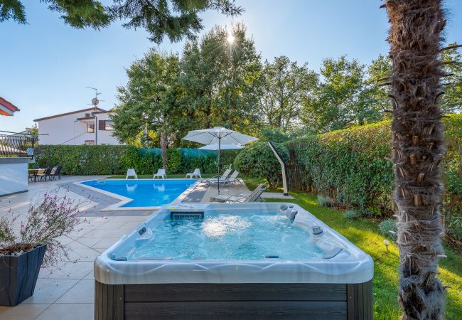 Villa near Porec with pool and hot tub