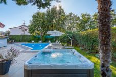 Villa near Porec with pool and hot tub